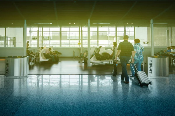 Ζευγάρι περπάτημα στο airpot σαλόνι περιοχή Διεθνές Αεροδρόμιο — Φωτογραφία Αρχείου