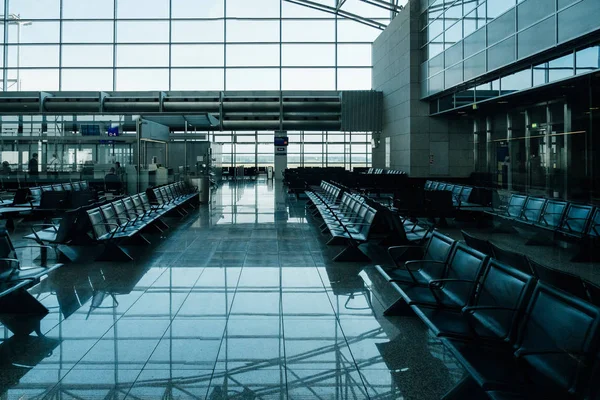 Salón vacío del aeropuerto con asientos vacíos en la sala de estar — Foto de Stock