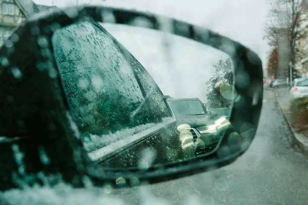 Auto achteruitkijkspiegel besneeuwde dag — Stockfoto