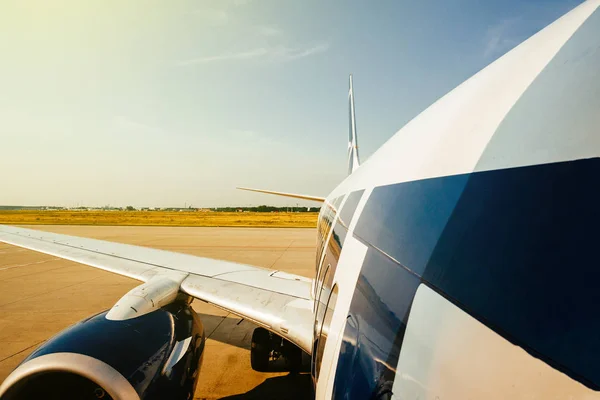 Modern uçak kanat ve gövde bölümü m kalkış iniş — Stok fotoğraf