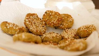 Taze yapılmış falafel beyaz plaka yiyecek hazırlama kadın closeup 