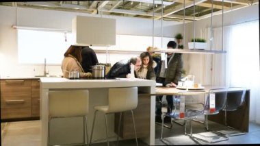 IKEA mobilya deposu müşteriler 