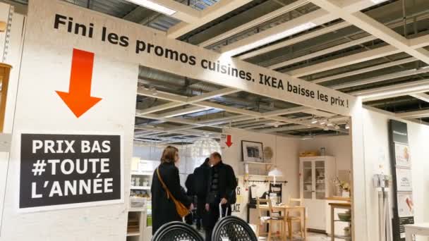 IKEA फर्नीचर स्टोर ग्राहकों — स्टॉक वीडियो