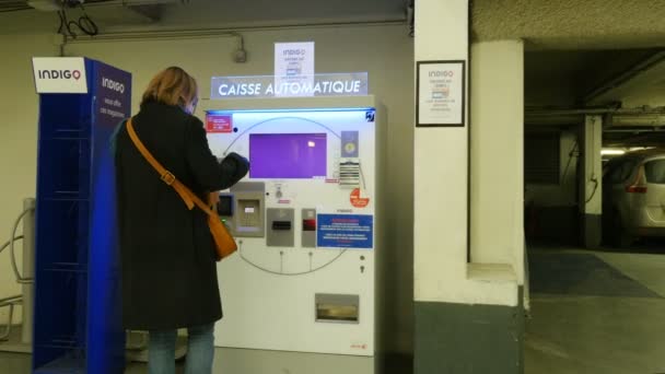 Paris Frankrijk Circa 2017 Vrouw Betalen Voor Ondergrondse Parkeergarage Parkeermeter — Stockvideo