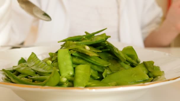 女性のクローズ アップは スプーンで緑豆を食べる — ストック動画