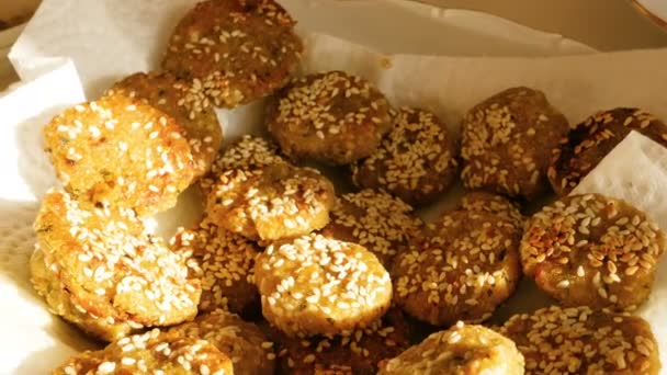 Closeup Žena Chystá Jíst Čerstvé Vyrobené Falafel Bílého Plechu — Stock video