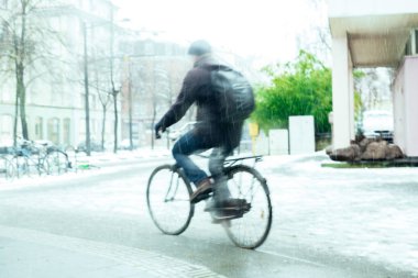 Bisikletçi buz soğuk gün commuting üzerinde karlı gün siluet 
