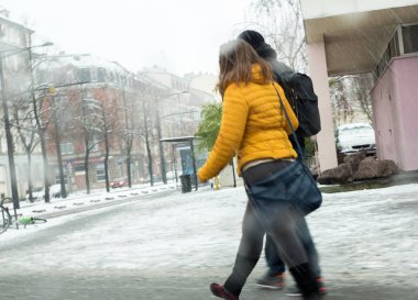 Bir ywinter günde birlikte siluetleri yürüme Çift 