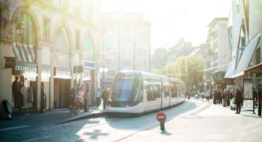 Tramvay istasyonu ile insanlar Merkezi Strasbourg Fransa Fransız 