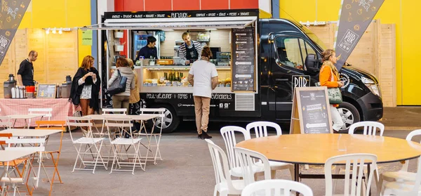 Mensen kopen van voedsel op Food truck op straat — Stockfoto