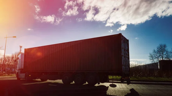 Tung lastbil med container släp in rondellen för snabb leverans — Stockfoto