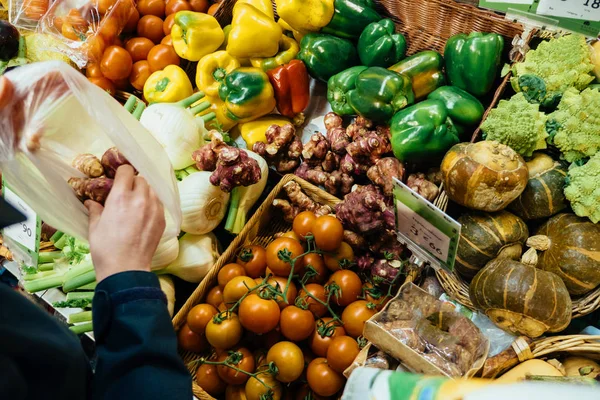 Mujer comprando en el mercado de verduras la bio fresca orgánica fresca Je — Foto de Stock