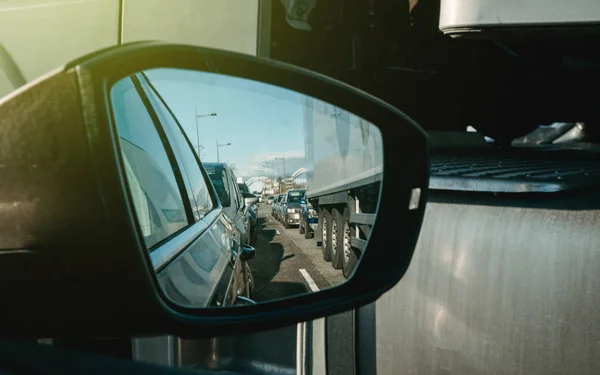 Zwaar verkeer op de snelweg achteruitkijkspiegel oogpunt — Stockfoto