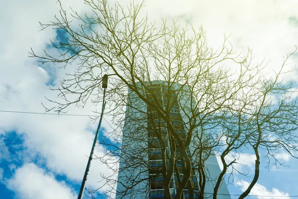 Błękitne niebo i nowoczesny budynek apartamentowy w Niemczech — Zdjęcie stockowe