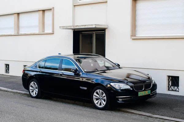 Современный черный роскошный гибридный лимузин BMW — стоковое фото