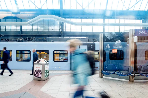 Large group of people commuting at train statin railroad platfor — Stock Photo, Image