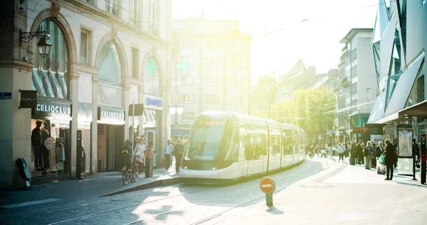 Francuski przystanku tramwajowego w Strasburgu Francji z ludźmi — Zdjęcie stockowe