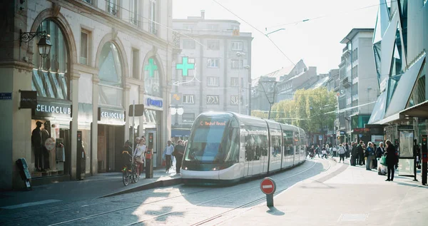 Francuski przystanku tramwajowego w Strasburgu Francji z ludźmi — Zdjęcie stockowe