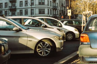 Satır otomobillerin Park City'de ağır Japon trafik 