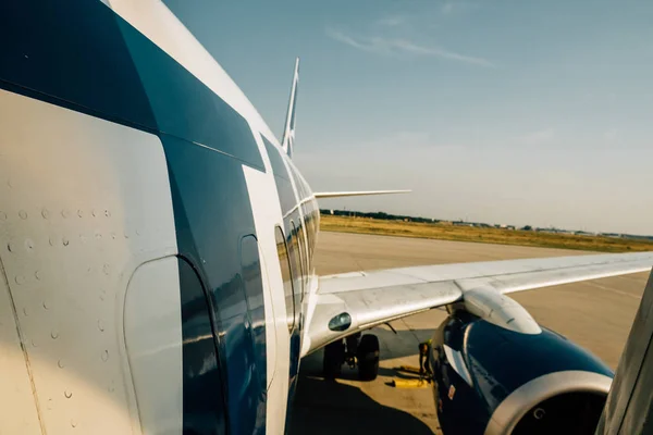 Moderner Flugzeugflügel und Rumpfteil beim Start von m — Stockfoto