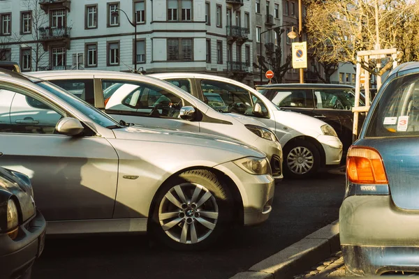 Rijen van auto's geparkeerd in de stad voor het verkeer van zware jap — Stockfoto