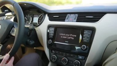 adam sürücü araba ve Gadget'ı araba içinde şehir Road'da gün zaman kullanma.