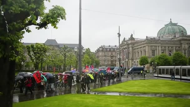 Foule Personnes Marchant Dans Rue Avec Des Bâtiments Temps Pluie — Video