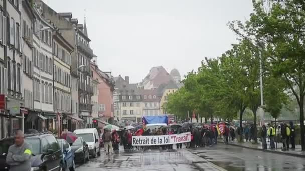 雨の間の建物と通りを歩く人の群衆 — ストック動画