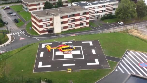 フランス Circa 2017 事故から病院の緊急チームに患者を輸送する病院エリアにMedvacヘリコプター着陸 上からの眺め — ストック動画