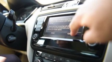 adam sürücü araba ve Gadget'ı araba içinde şehir Road'da gün zaman kullanma.