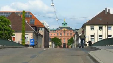 İnsanlar gün zamanında binaları ile sokakta yürürken, insanlar