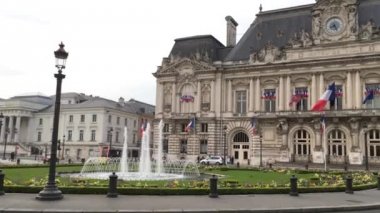 Singer dikiş mağaza Brüksel sokakta. Gün zaman cityscape görüntüleri