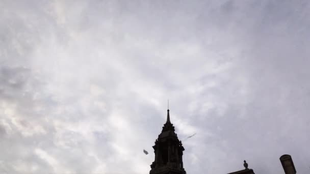 Pessoas Andando Rua Com Edifício Antigo Noite Com Céu Nublado — Vídeo de Stock