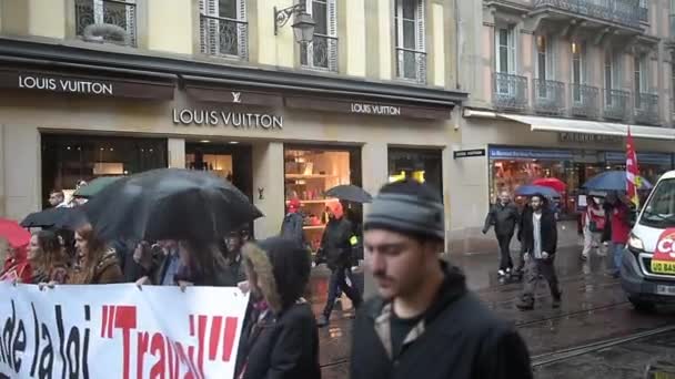 Dav Lidí Kteří Jdou Ulici Budovami Včas Deštivo — Stock video