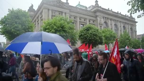 Dav Lidí Kteří Jdou Ulici Budovami Včas Deštivo — Stock video