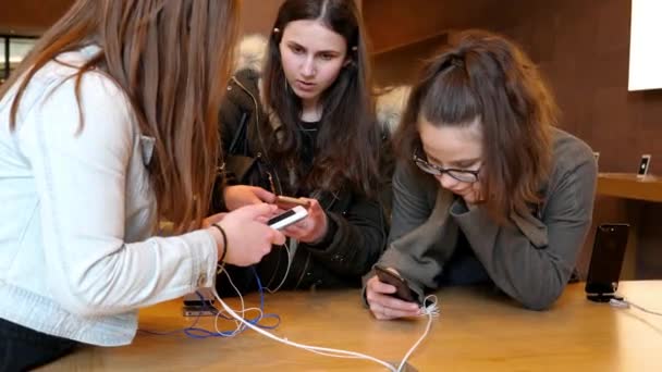 Strasbourg Francja Kwiecień 2016 Grupa Nastolatków Przyjaciół Testuje Gry Najnowszym — Wideo stockowe