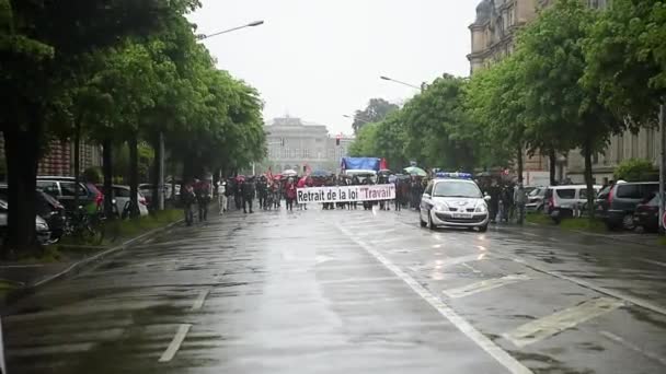 一群人在雨天漫步在街上与建筑物 — 图库视频影像
