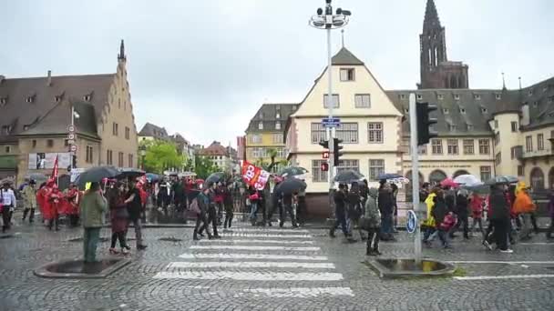 Multidão Pessoas Andando Rua Com Edifícios Tempo Chuvoso — Vídeo de Stock