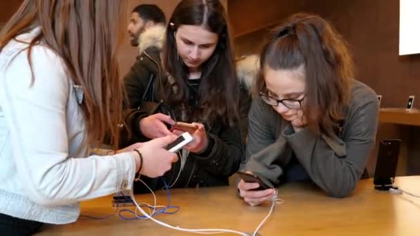 Strasbourg France Apr 2016 Apple Store Son Iphone Akıllı Telefonuyla — Stok video