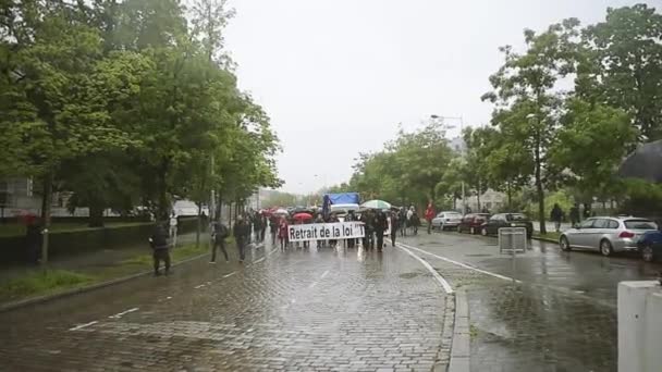 一群人在雨天漫步在街上与建筑物 — 图库视频影像
