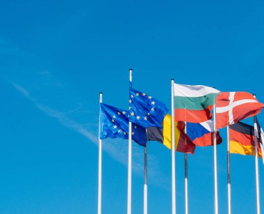 Mavi gökyüzü Avrupa Birliği bayrağı yarım mast Manchester t sonra sinek