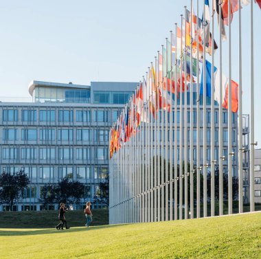 Fransa ve İngiltere'de bakarak insanların yarıya bayrak 