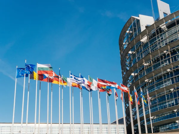 Europeiska unionens flagga flyga på halv stång efter Manchester terrorist — Stockfoto