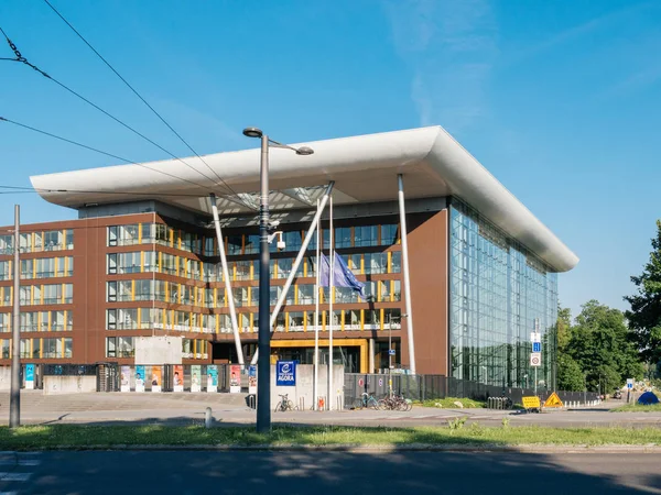 Європейський Союз літати приспущені Ради Європи Agora будівлі пам'ять жертв терористичних вибухів Манчестер — стокове фото