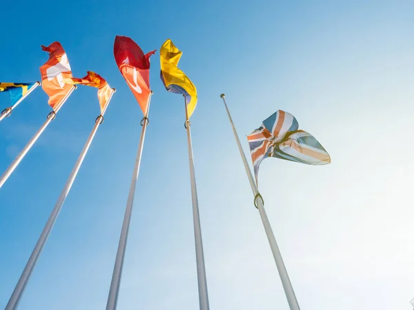 Union Jack Egyesült Királyság lobogója hullámzó half-mast zászló után Manch — Stock Fotó