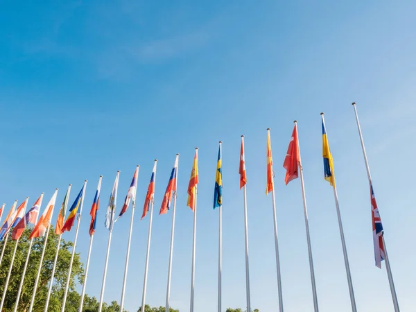 Sverige flaggan Union Jack flagga vajande halv stång efter Manchester attack — Stockfoto