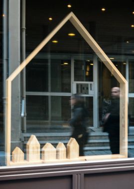 Bir Kiralama Emlak önünde yürüyen insan siluetleri 