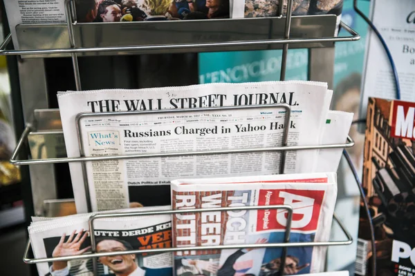 Wall Street Journal med nyhetssidan om ryssarna bakom — Stockfoto