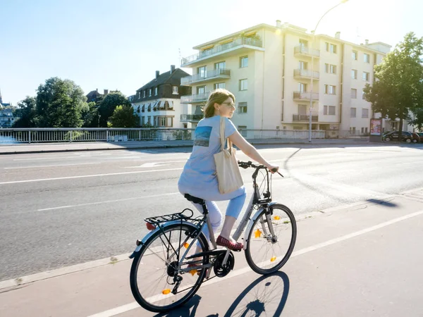 优雅的法国女人在法国的斯特拉斯堡，骑自行车 — 图库照片