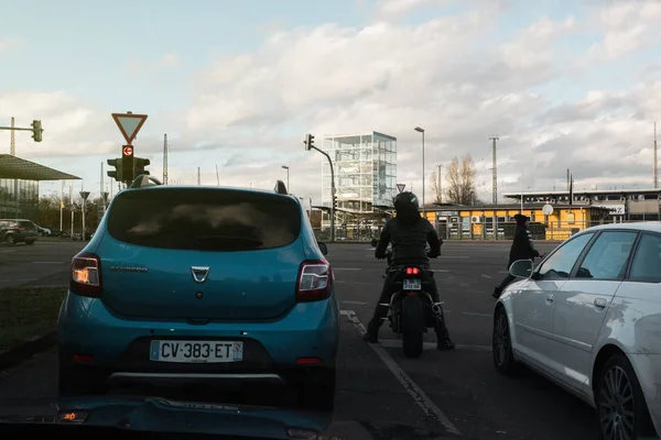 Dacia Sandero en andere auto's bij rood licht in de stad — Stockfoto